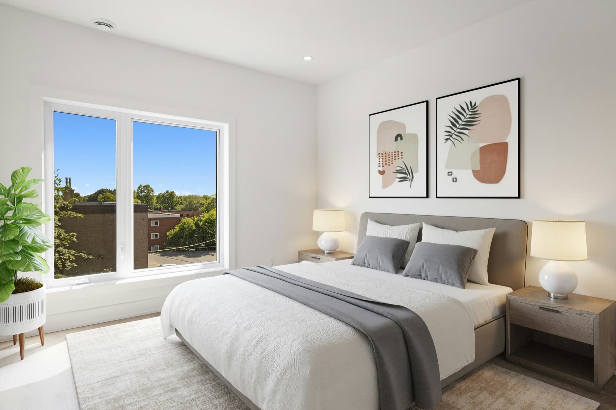 Quarto claro com cama arrumada com enxoval branco
